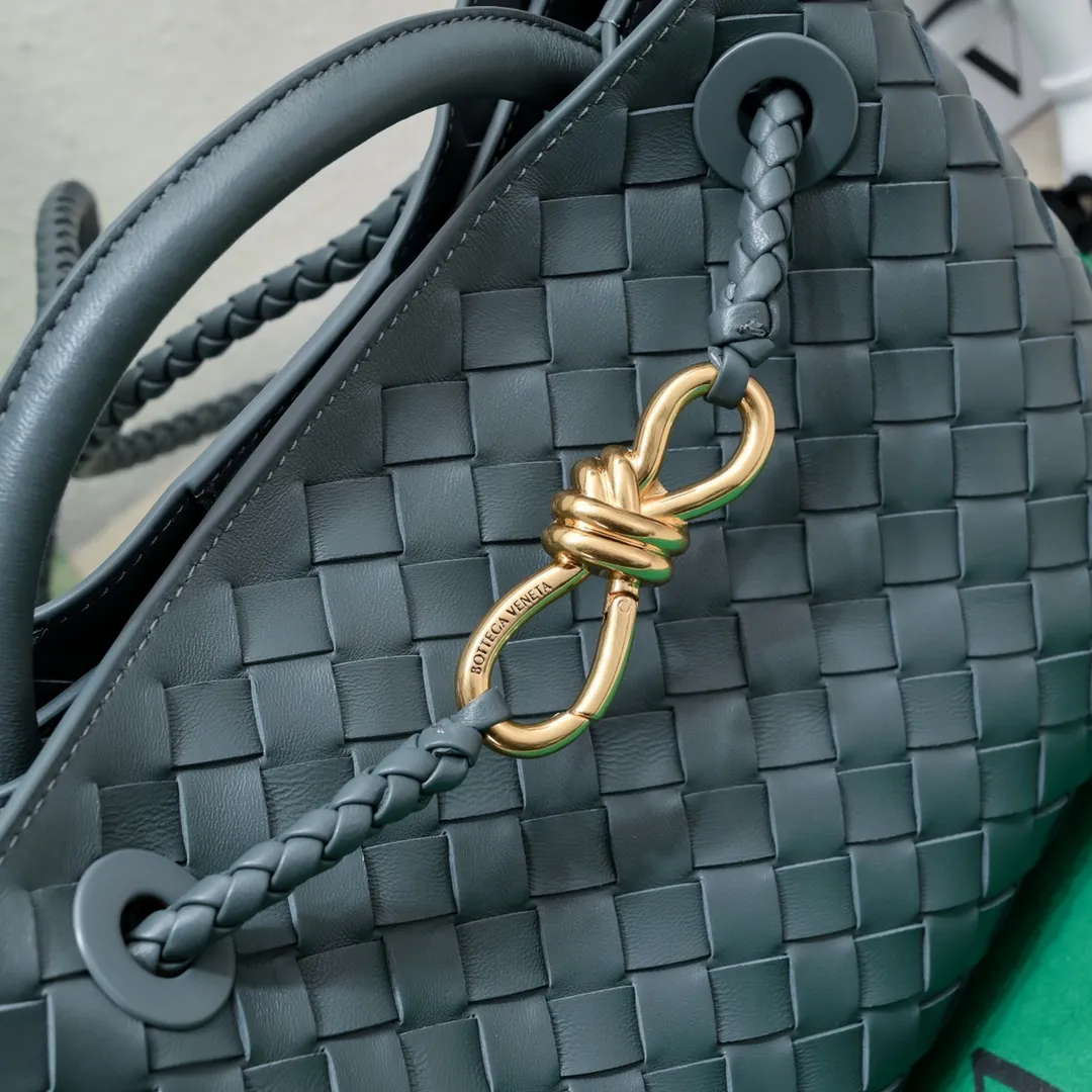 Batch 1860 B's 2023 spring and summer new model continues the brand's woven style with detailed metal knot switch buckles. This time, the shoulder straps are also made into tube weaves, showing different craftsmanship. The carrying method is versatile to create more different looks. Intrecciato woven leather small handbag, equipped with sliding crossbody strap. Internal compartments, including 1 zipper pocket and 2 open pockets with magnetic buckle closure. Size: 25*20*10cm, model: 7463#